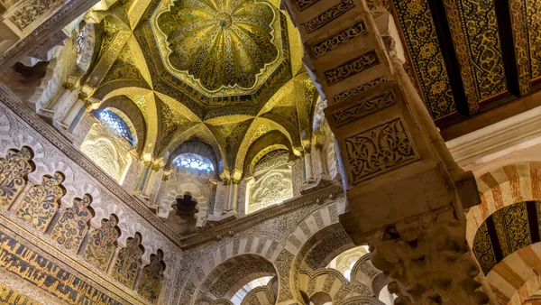Vista de los techos y cúpulas del interior de la Mezquita de Córdoba, Andalucía