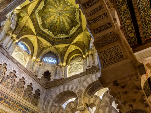 Vista de los techos y cúpulas del interior de la Mezquita de Córdoba, Andalucía