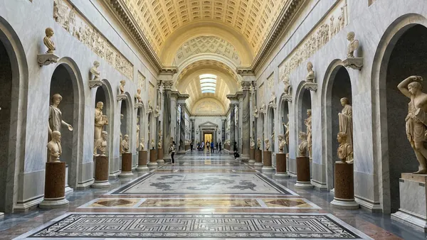 Galería de bustos y estatuas clásicas en los Museos Vaticanos de Roma