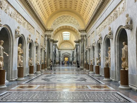 Galería de bustos y estatuas clásicas en los Museos Vaticanos de Roma