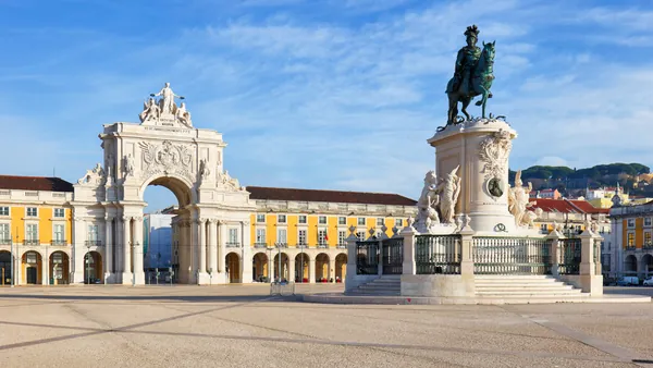 La Plaza del Comercio de Lisboa con el Arco da Rua Augusta iluminado.
