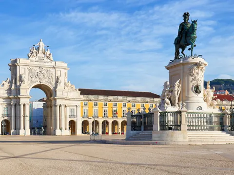 La Plaza del Comercio de Lisboa con el Arco da Rua Augusta iluminado.