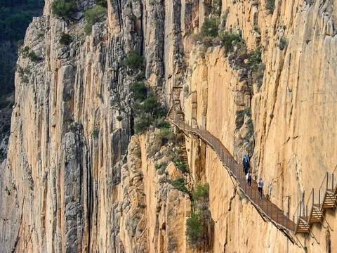 Pasarela vertiginosa anclada a la pared del desfiladero en el Caminito del Rey