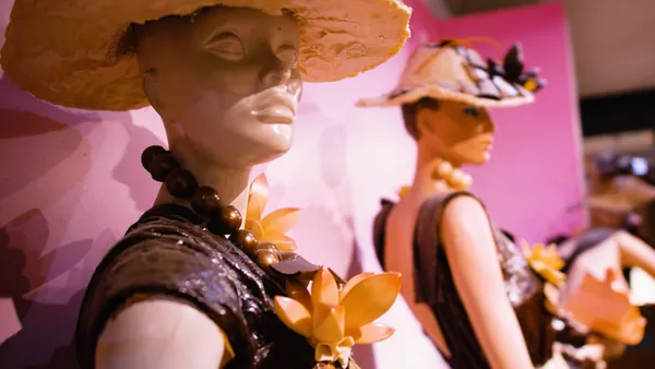 Obras de mujeres que se miran como esculturas, pero huelen como tentación.