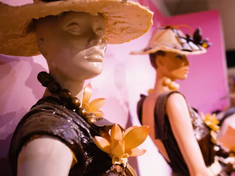 Obras de mujeres que se miran como esculturas, pero huelen como tentación.