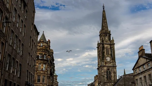 Catedral de San Giles en la Royal Mile de Edimburgo con su distintiva torre coronada y reloj