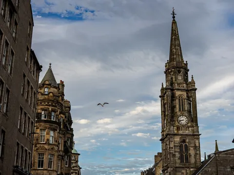 Catedral de San Giles en la Royal Mile de Edimburgo con su distintiva torre coronada y reloj