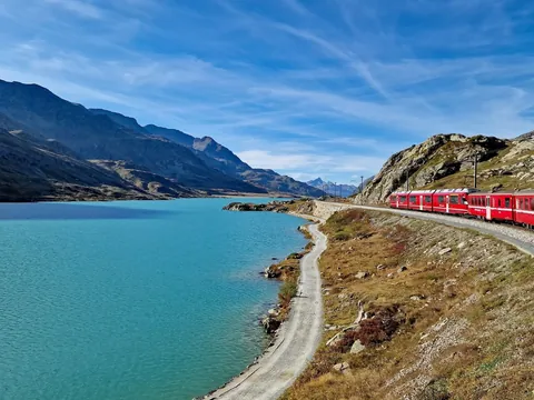 Bernina Express bordeando el Lago Bianco en los Alpes de Suiza