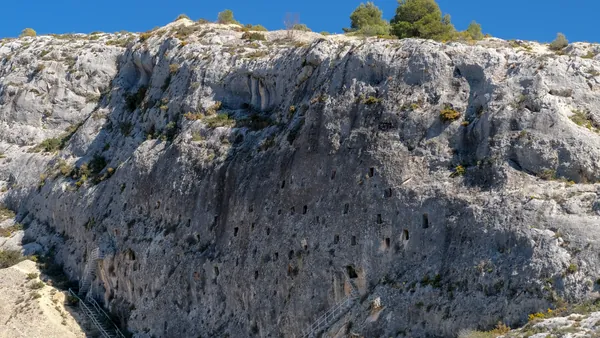 Las Cuevas de Moro en Bocairent, un laberinto de cavidades misteriosas esculpidas en la roca por manos antiguas.