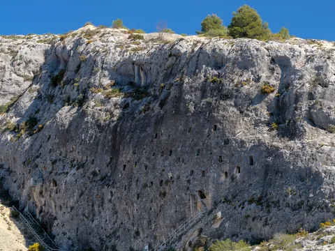Las Cuevas de Moro en Bocairent, un laberinto de cavidades misteriosas esculpidas en la roca por manos antiguas.