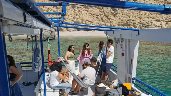 Gente divirtiéndose mientras navega entre paisajes de ensueño.