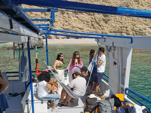 Gente divirtiéndose mientras navega entre paisajes de ensueño.