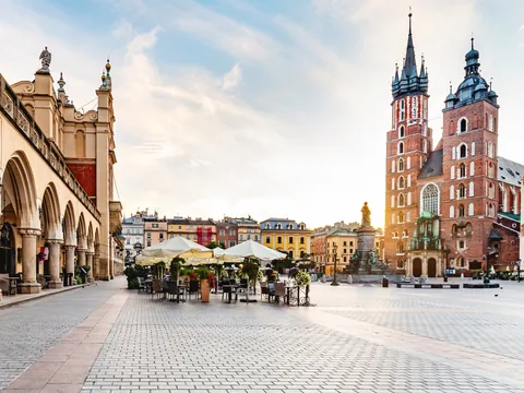 Plaza del casco antiguo con la Basílica de Santa María en Cracovia, Polonia