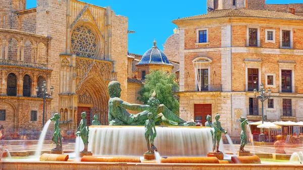 Fuente del Turia en la Plaza de la Virgen de Valencia