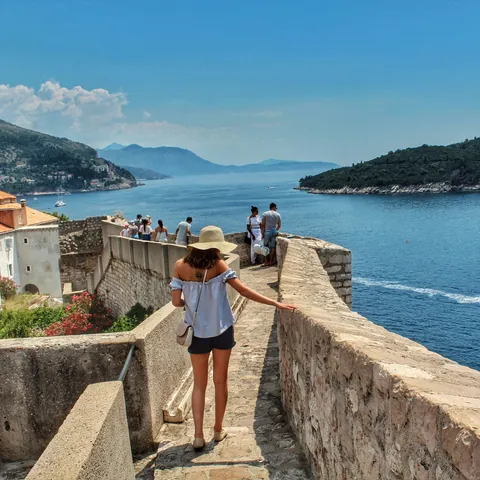 Personas caminando por las murallas de Dubrovnik, Croacia