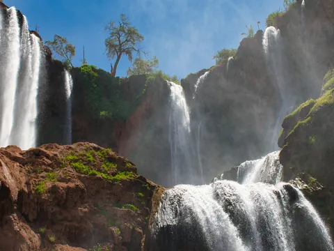 Cascadas de Ouzoud con saltos de agua y vegetación en Marruecos