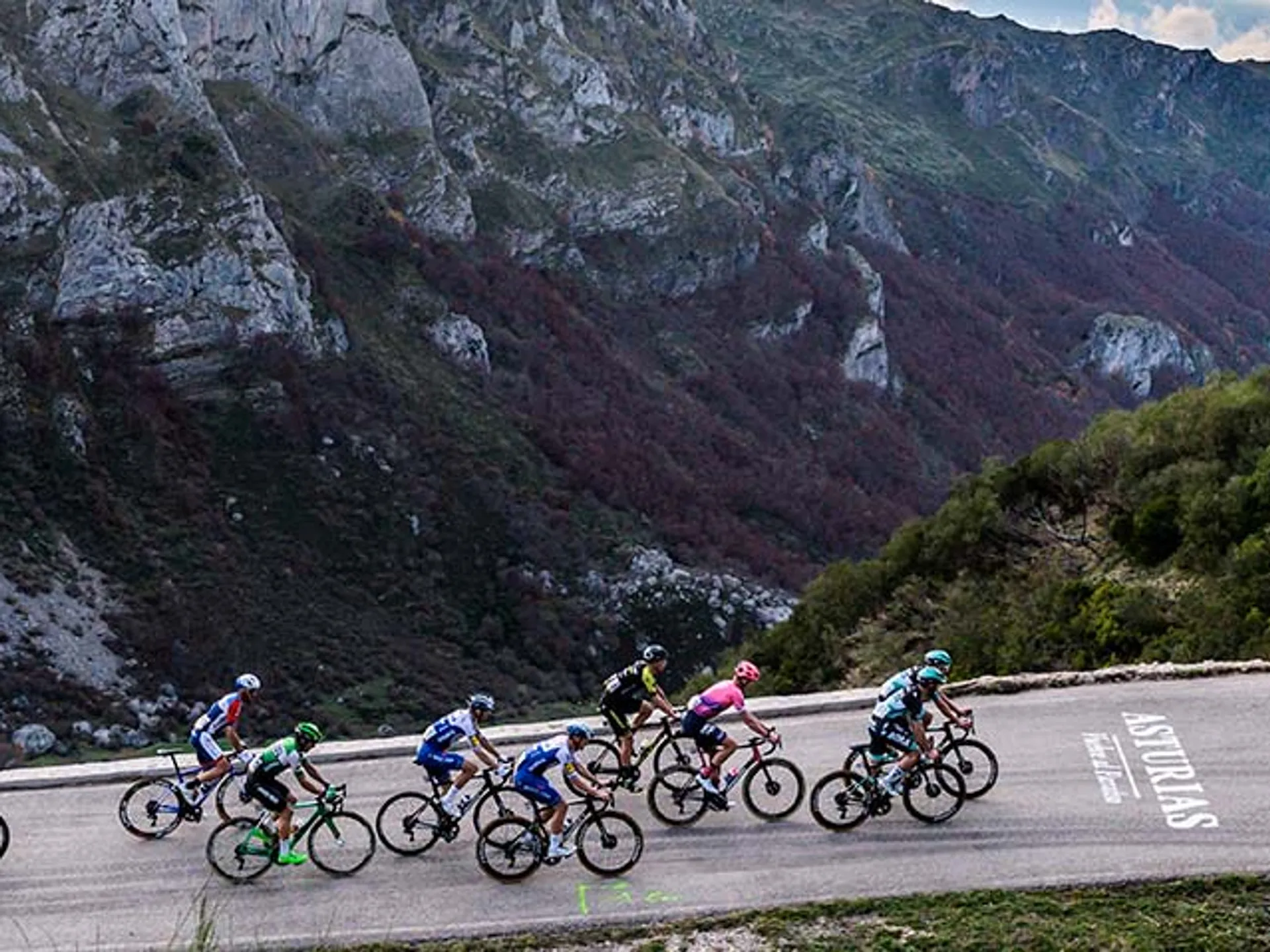 Pelotón de la Vuelta Ciclista España 2021 a su paso por Asturias - 10 lugares por donde pasa la vuelta ciclista España que no te puedes perder- blog Buendía tours