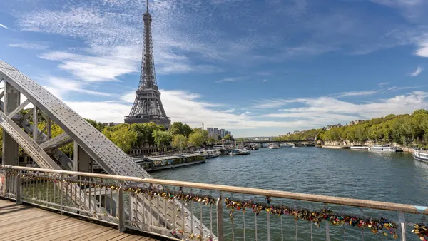 Vista del río Sena y la Torre Eiffel desde un puente con candados.