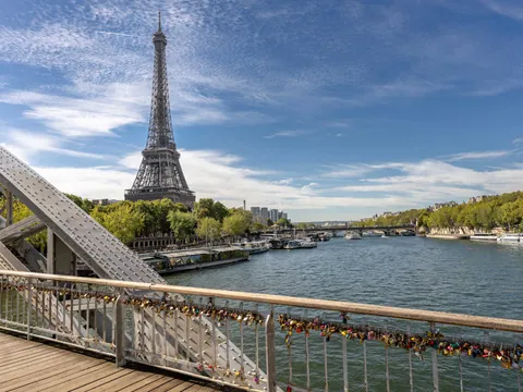 Vista del río Sena y la Torre Eiffel desde un puente con candados.