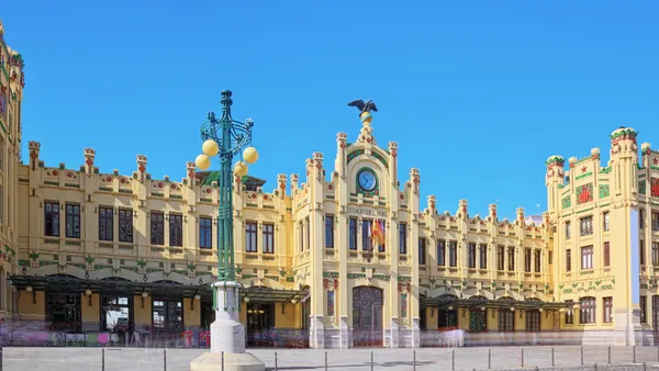 Fachada modernista de la Estación del Norte de Valencia en un tour en bici