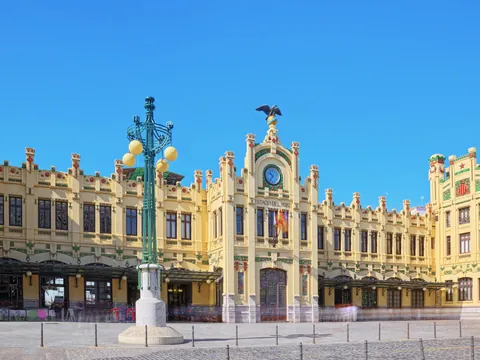 Fachada modernista de la Estación del Norte de Valencia en un tour en bici