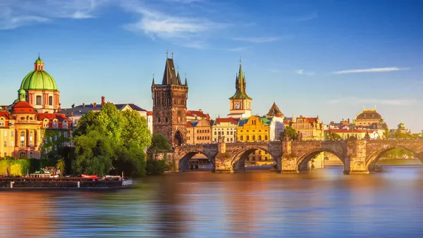 Vista panorámica del Puente de Carlos y la Ciudad Vieja de Praga al atardecer.