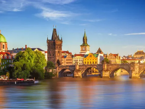 Vista panorámica del Puente de Carlos y la Ciudad Vieja de Praga al atardecer.