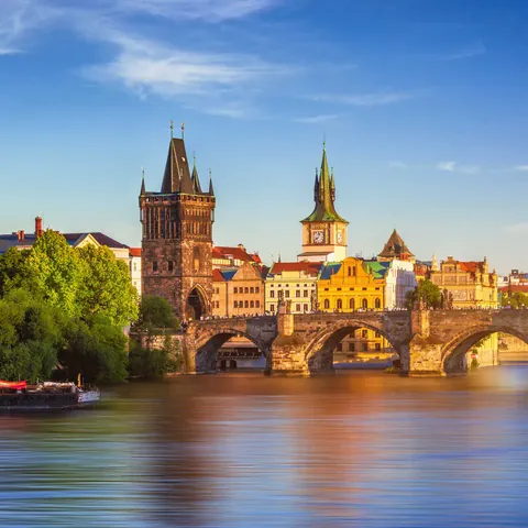 Vista panorámica del Puente de Carlos y la Ciudad Vieja de Praga al atardecer.