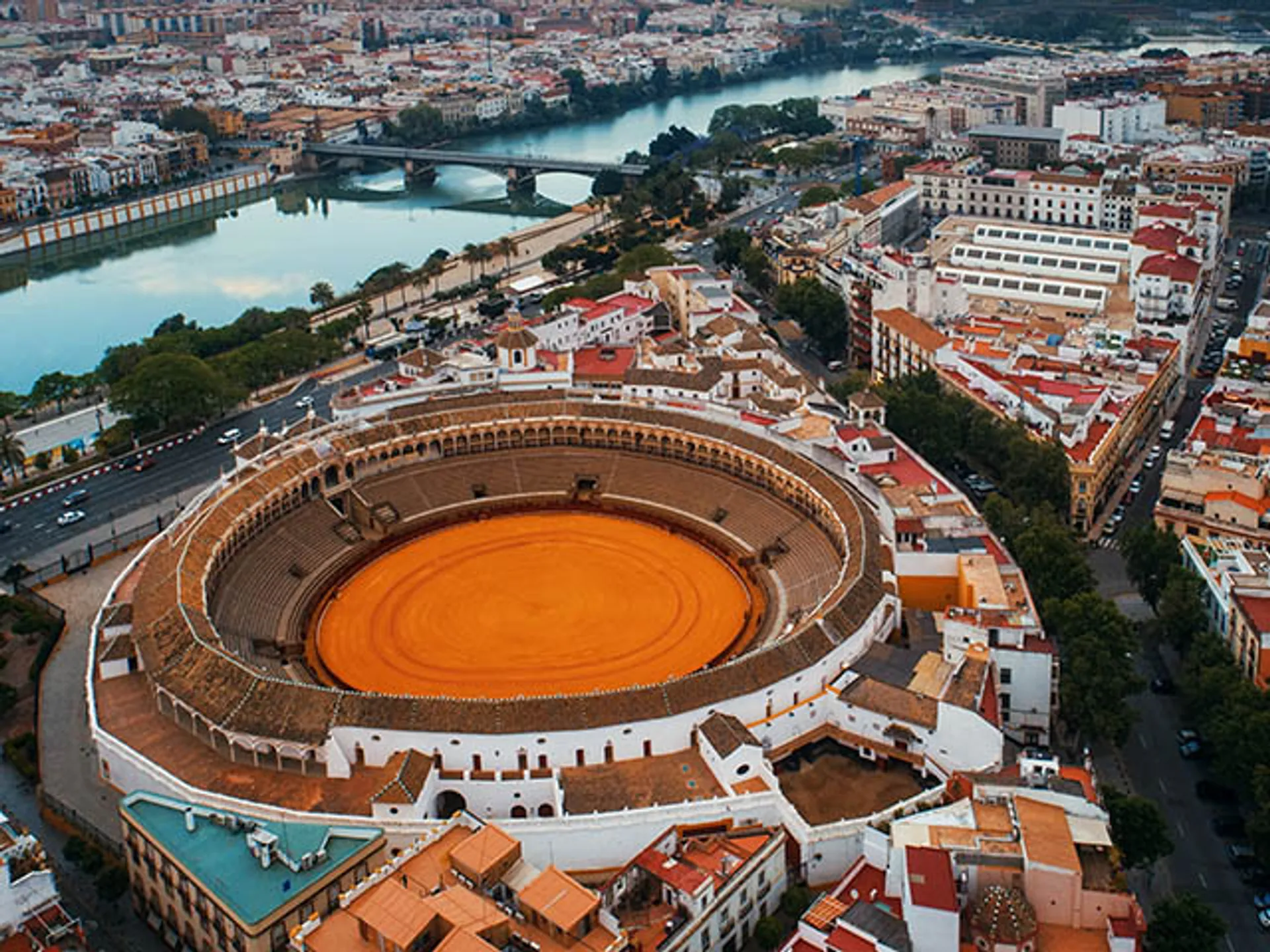 Vista área de la Plaza de Toros de la Maestranza Sevilla Plaza de toros de la Maestranza - Qué ver en Sevilla - Guía de viaje de Sevilla - Buendía Tours