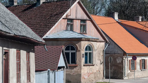 Arquitectura típica de Kuldiga, con viviendas con siglos de historia.