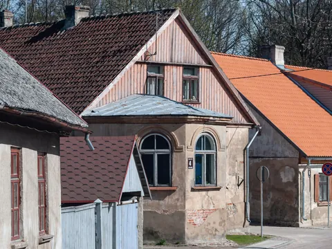 Arquitectura típica de Kuldiga, con viviendas con siglos de historia.