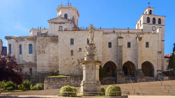 Catedral de Santander y su plaza exterior en Cantabria