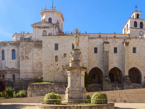 Catedral de Santander y su plaza exterior en Cantabria