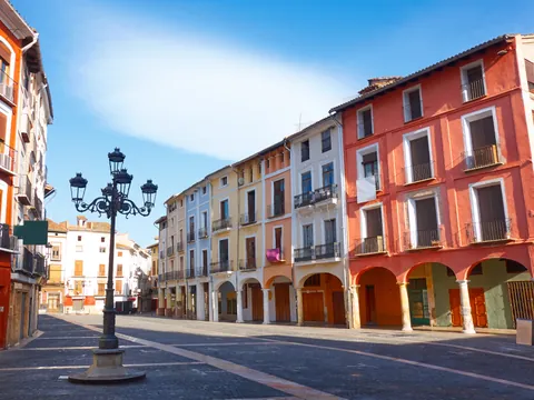 Calles del centro de Xátiva, con edificios de colores que le dan un encanto especial.