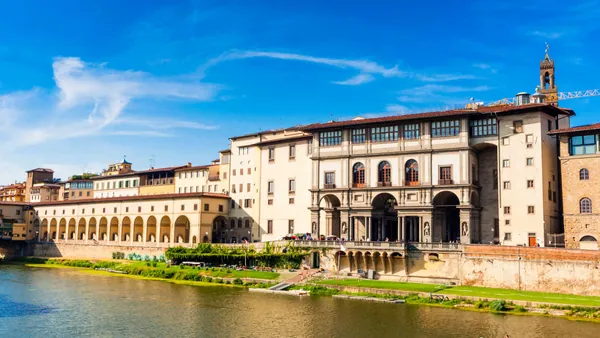 Pegado al Río Arno, destaca tanto su interesante fachada como las salas del interior.