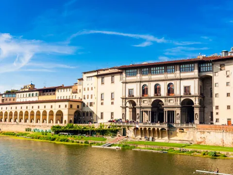 Pegado al Río Arno, destaca tanto su interesante fachada como las salas del interior.