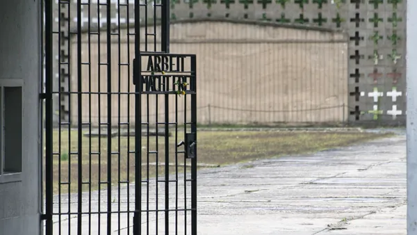 Puerta del campo de concentración de Sachsenhausen con el letrero Arbeit Macht Frei