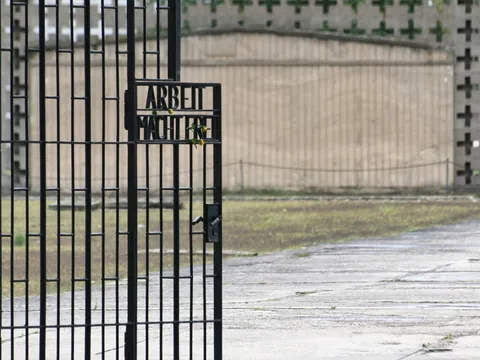 Puerta del campo de concentración de Sachsenhausen con el letrero Arbeit Macht Frei