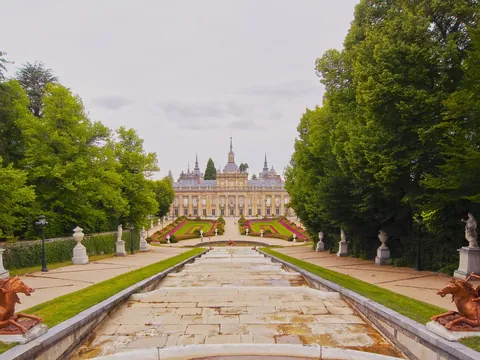 Perspectiva de la Gran Cascada y fachada del Palacio de La Granja en Segovia.