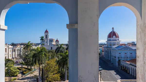 Preciosas vistas de un día soleado en la plaza de José Martí, Cienfuegos