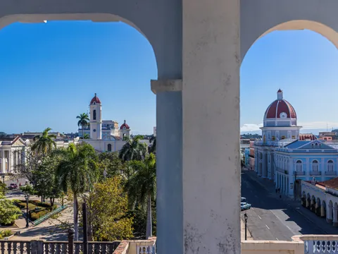 Preciosas vistas de un día soleado en la plaza de José Martí, Cienfuegos