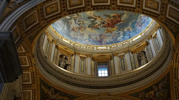 Cúpula decorada con frescos y dorados en una sala de los Museos Vaticanos, Roma.