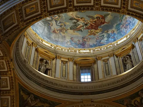 Cúpula decorada con frescos y dorados en una sala de los Museos Vaticanos, Roma.