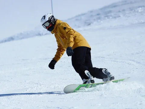 Niño haciendo snowboard en Fuentes de Invierno, Asturias