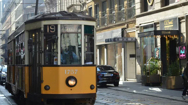 Tranvía histórico circulando por una calle céntrica de Milán