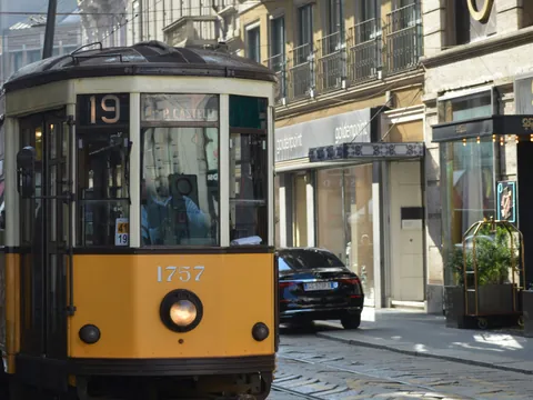 Tranvía histórico circulando por una calle céntrica de Milán
