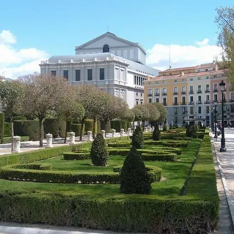 Jardín de la Plaza de Oriente - Qué ver en Madrid - Guía de Viajes - Buendía Tours