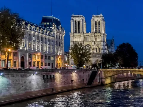 Notre Dame, una iglesia que, a pesar de su belleza, guarda historias de maldiciones.