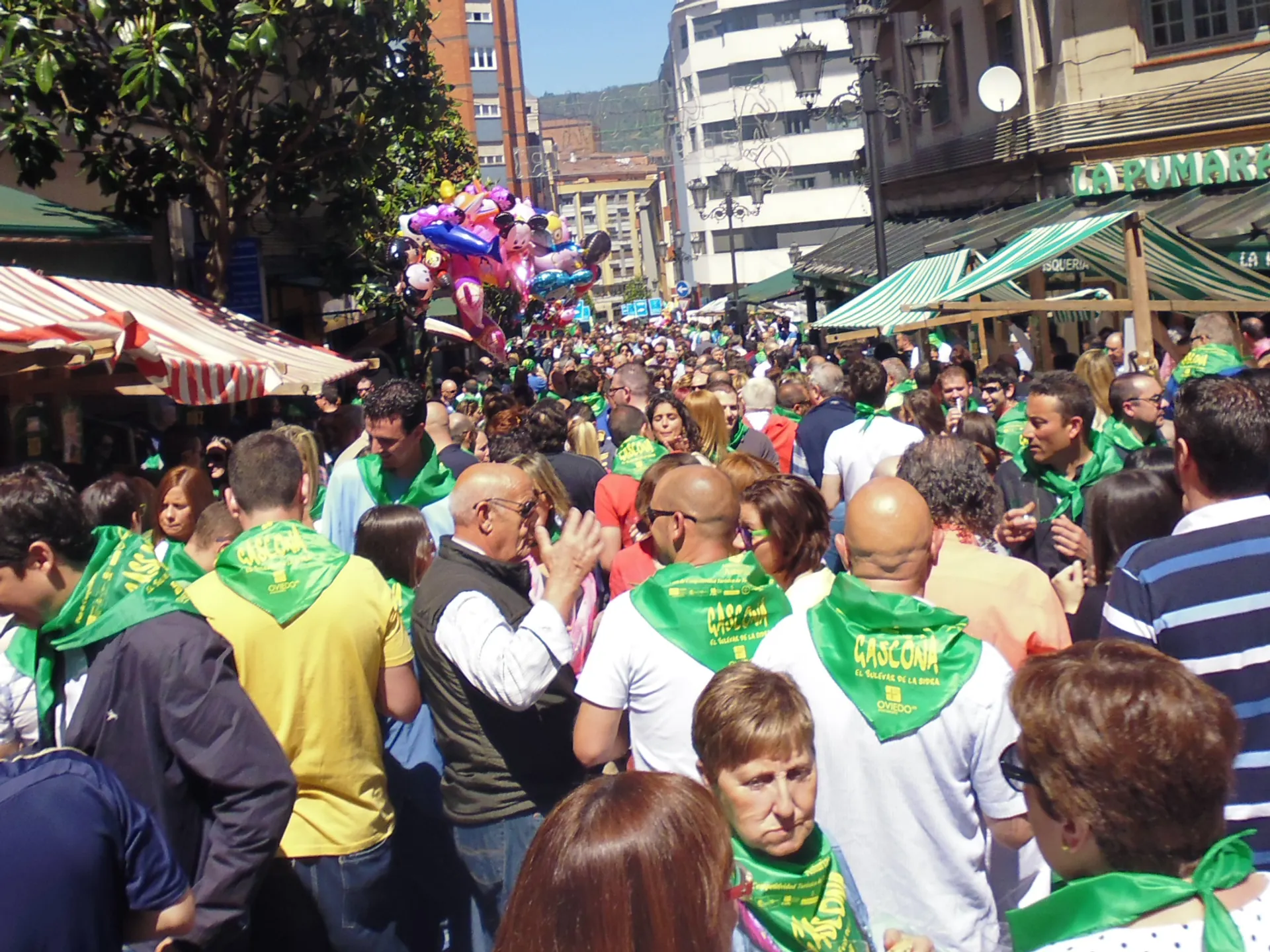 Calle Gascona de Oviedo en el día de la prueba de la sidra