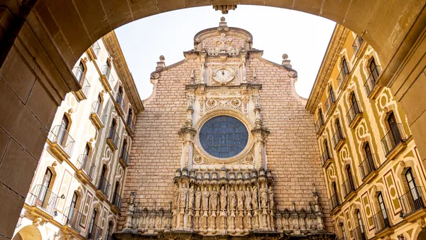 Fachada gótica y renacentista del Monasterio de Montserrat en Barcelona